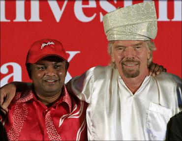 Britain's Virgin founder Richard Branson (R) and AirAsia  CEO Tony Fernandes.