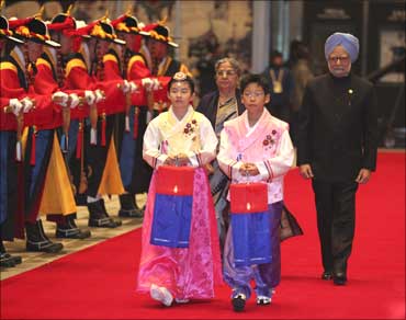 Prime Minister Manmohan Singh and his wife Gursharan Kaur arrive for dinner at the National Museum of Korea in Seoul on November 11, 2010.