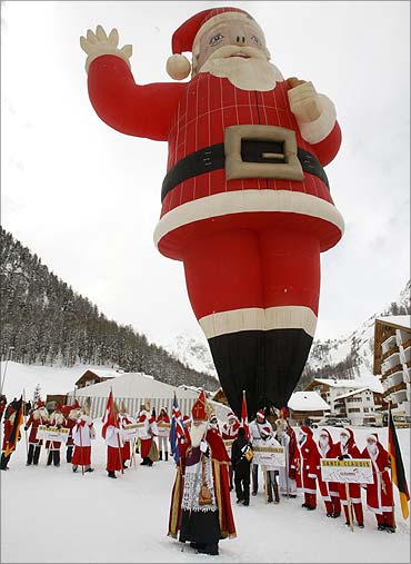 Participants of the Santa Claus World Championship pose in front of 60 metres high hot-air balloon.