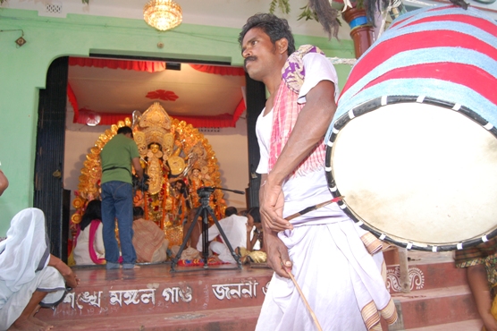 Dhaki Kashinath Das rings in the festive spirit.