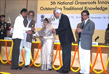Mallesham receives the innovation award from the president.