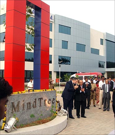 Ashok Soota with MindTree employees.