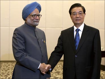 Prime Minister Manmohan Singh (L) is greeted by China's President Hu Jintao in Sanya.