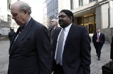 Raj Rajaratnam (R) leaves federal court after a hearing with lawyer John Dowd (L) in New York.
