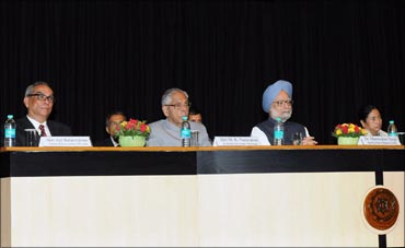 (L to R) Rediff.com chairman and CEO Ajit Balakrishnan, West Bengal Governor MK Narayanan, Prime Minister Manmohan Singh, and West Bengal Chief Minister Mamata Banerjee.