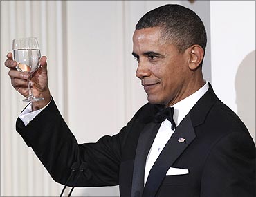 US President Barack Obama raises a glass to toast President of China Hu Jintao at a State Dinner.