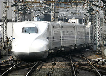 Japan Railway's N700 bullet train approaches a platform at Tokyo Station.