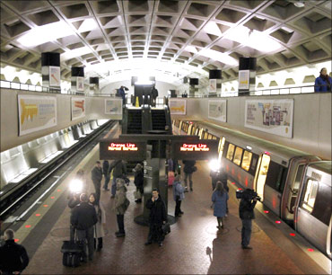 A northbound train (R) at Farragut North Metro Station in Washington.