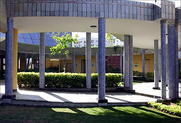 Use of broken ceramic tiles for cladding on pillars in the foyer area.