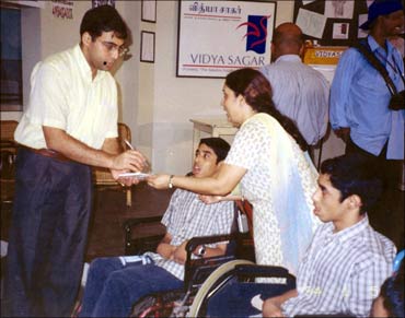 World Chess Champion Vishwanathan Anand greets Radha and her sons Sundar Ram and Sri Ram.