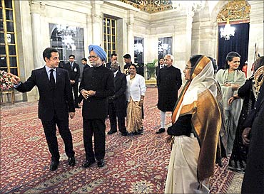 President Pratibha Patil welcomes France's President Nicolas Sarkozy and PM Manmohan Singh.