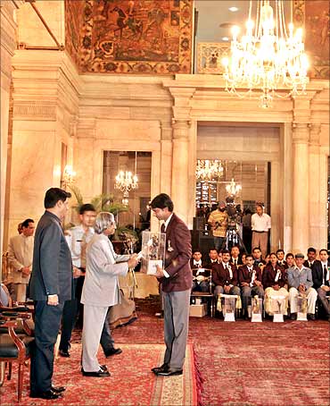 Indian golfer Jyoti Randhawa receives Arjuna Award from former President Abdul Kalam.