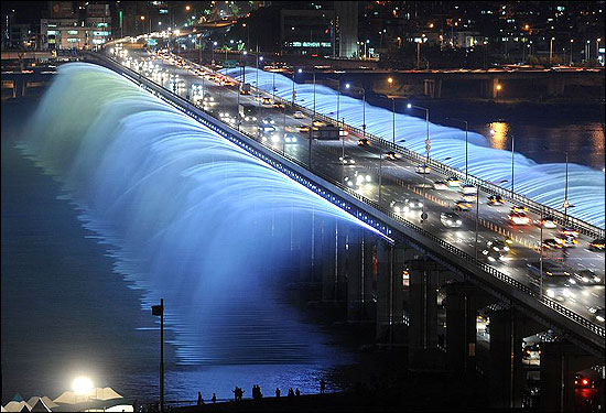 Banpo Bridge connects the southern and northern parts of Seoul that are separated by the Han River.