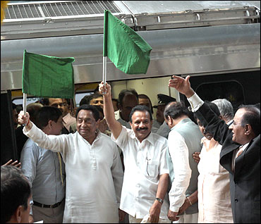 Kamal Nath flags off the Metro rail.