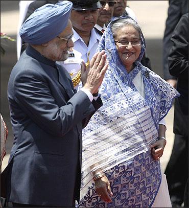 Prime Minister Manmohan Singh (L) and Bangladesh's Prime Minister Sheikh Hasina.