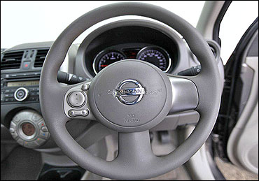 The steering wheel of Nissan Sunny.