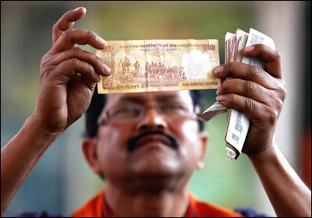 STOP! Do not tear that counterfeit Rs 500 note