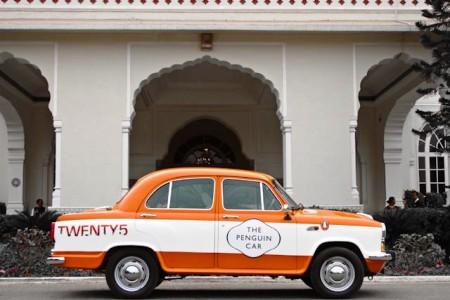 Penguin-Ambassador in front of a Jaipur mansion.