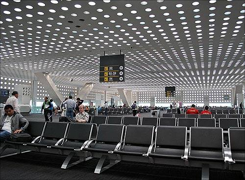 how to spend long lay over at mexico city international airport