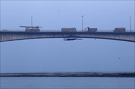 Vehicles drive across Mahatma Gandhi Setu bridge, built over river Ganges.