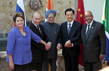 (L-R) Brazil's President Dilma Rousseff, Russia's President Vladimir Putin, India's Prime Minister Manmohan Singh.