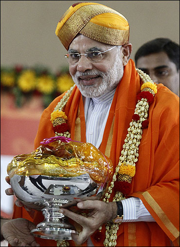 Modi being felicitated by his supporters