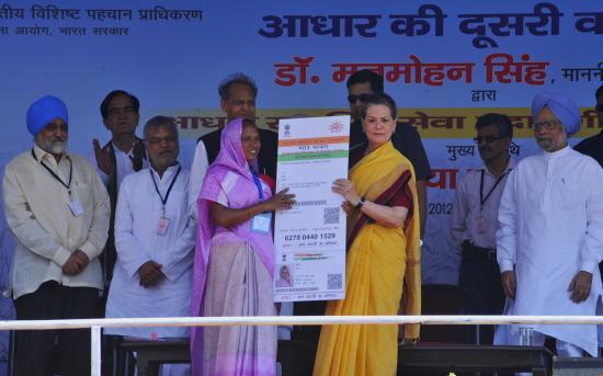 UPA chairperson Sonia Gandhi and Prime Minister Manmohan Singh handing over Aadhaar card at Dudu, Rajasthan