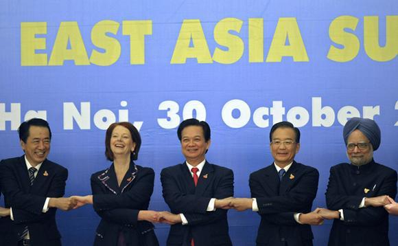 Former Japanese PM Naoto Kan (L), Australia's PM Julia Gillard (2nd L), Vietnam's Prime Minister Nguyen Tan Dung (C), Former Chinese Premier Wen Jiabao (2nd R) and India's Prime Minister Manmohan Singh join hands during a photo opportunity as part of the 5th East Asia Summit.