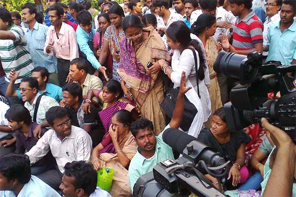 Saradha agents stage dharna in front of Bengal Chief Minister Mamata Banerjee's residence in Kolkata.