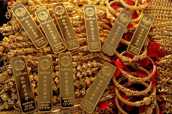 Gold bars and jewellery are displayed in a shop 