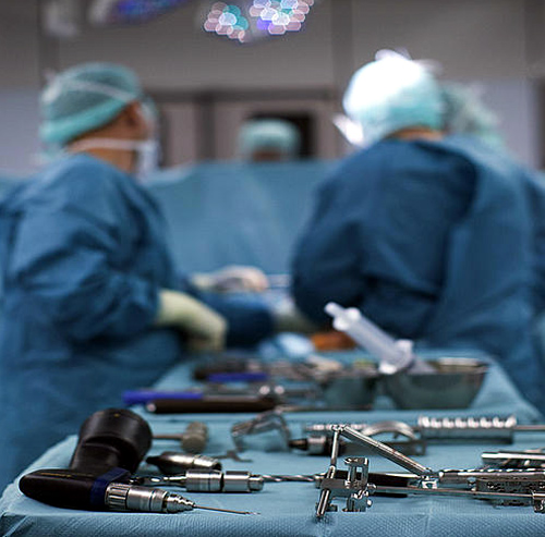 Doctors and medical staff work during a knee prosthesis surgery.