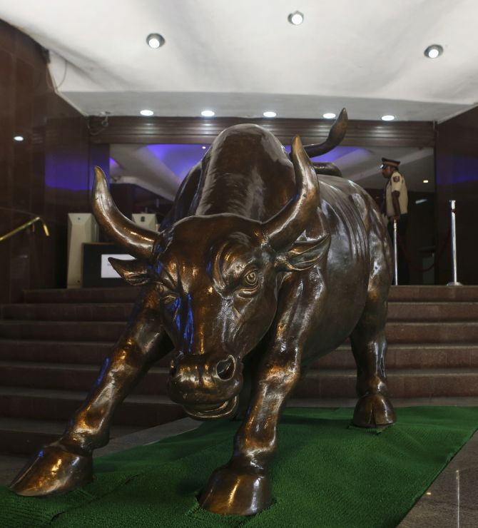 Bronze statue of a bull in front of the Bombay Stock Exchange.