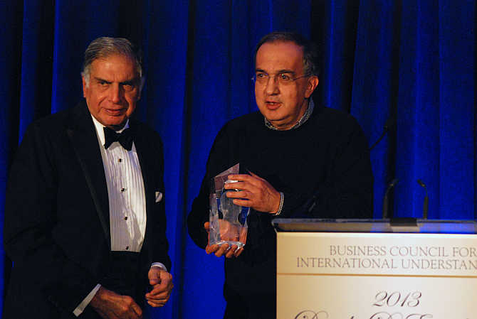 Ratan Tata receiving the award from Sergio Marchionne at New York's Ritz-Carlton Battery Park.