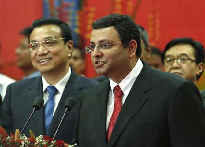 Tata Group chairman Cyrus Mistry speaks as China's Premier Li Keqiang (L) looks on at an office of Tata Consultancy Services in Mumbai.