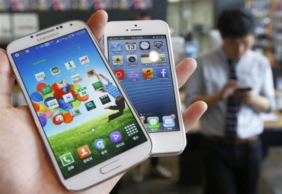 Samsung Electronics' Galaxy S4 (L) and Apple's iPhone 5 are seen in this picture.