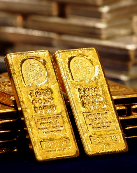 One-kg 24K gold bars are displayed at the Chinese Gold and Silver Exchange Society.