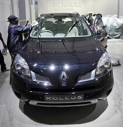 A worker cleans a Renault Koleos in New Delhi.