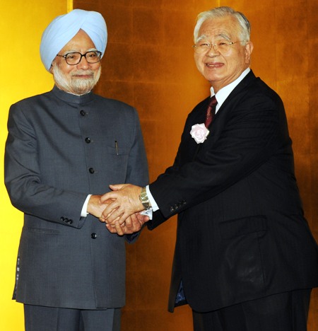 Prime Minister Manmohan Singh greeting Keidanren Chairman Hiromasa Yonekura.