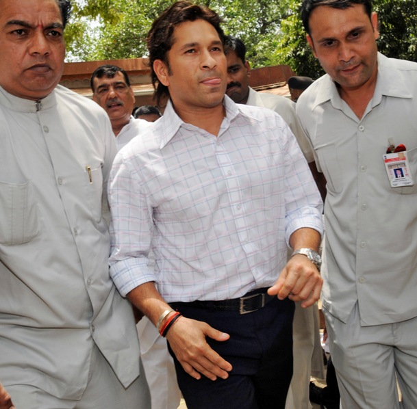 Sachin Tendulkar (C) walks after taking oath at the Indian parliament in New Delhi June 4, 2012.	