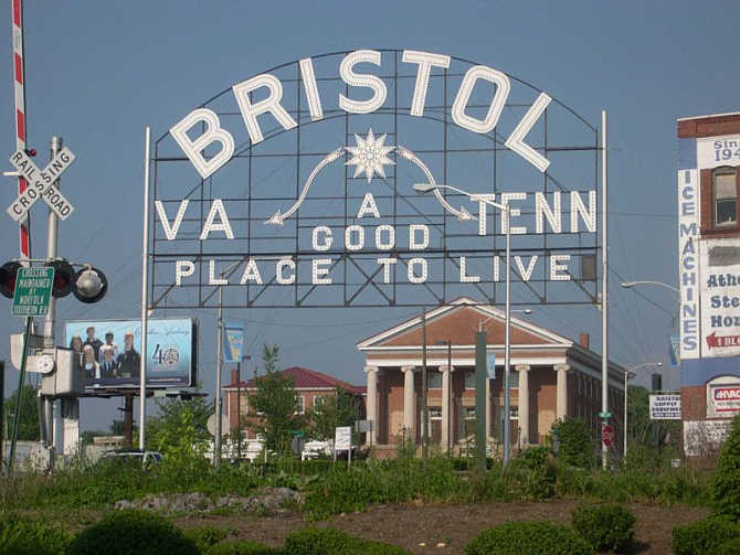A sign that welcomes visitors to the twin cities of Bristol Tennessee/Virginia.