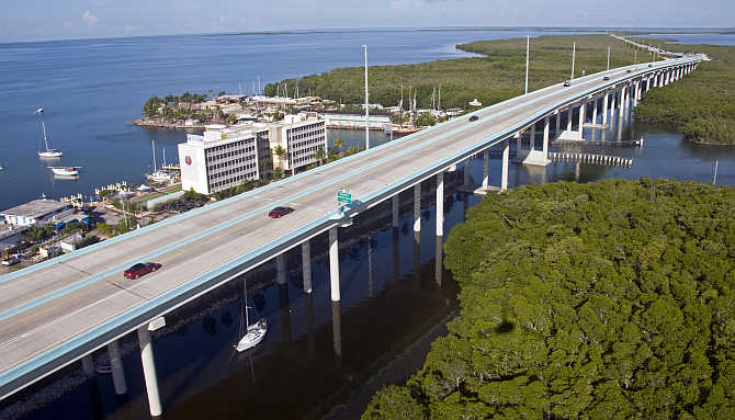 An aerial photograph shows traffic on the southern portion of the 18-Mile Stretch, a facet of US Highway 1 that connects South Florida with the Florida Keys in Key Largo, Florida.