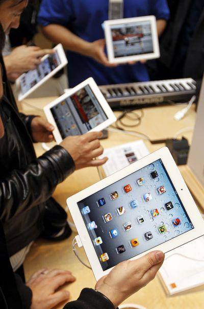 Customers discover the Apple's iPad 2 in a Paris.