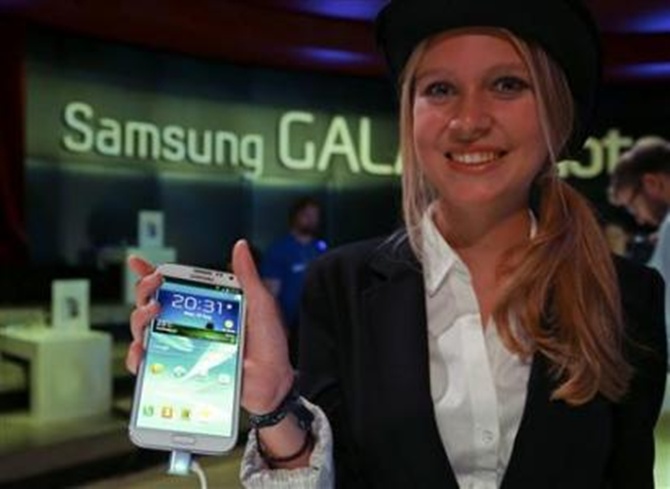 A model poses with the new Samsung Galaxy Note II tablet .