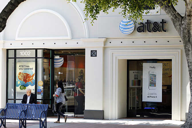 AT&T cellular store in Los Angeles.