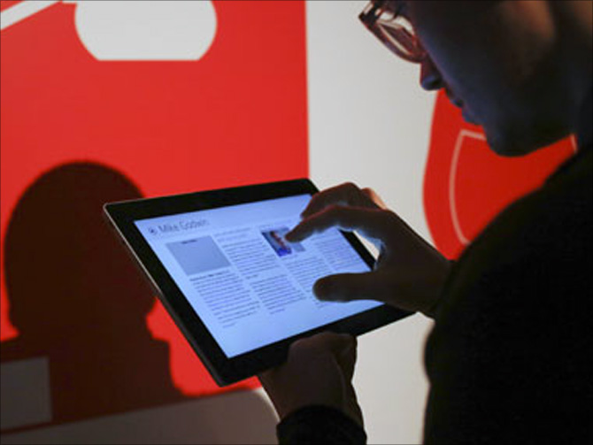 A member of the media use the Surface 2.