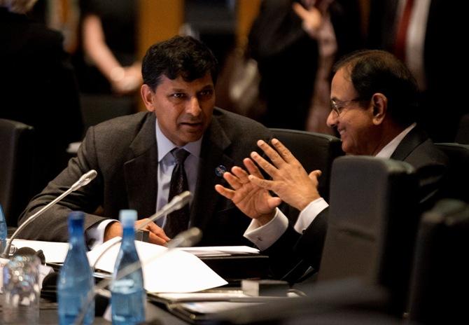 Reserve Bank of India Governor Raghuram Rajan (L) speaks with Finance Minister Palaniappam Chidanbaram. 