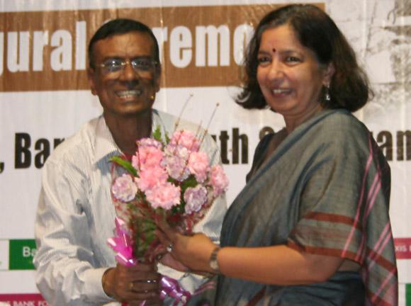 Chandra Shekhar Ghosh, Founder & Mentor, Bandhan felicitating Shikha Sharma, Managing Director & CEO, Axis Bank on the inaugural ceremony of Axis Bank Bandhan Holistic Assistance (ABHA) at Baruipur, West Bengal.