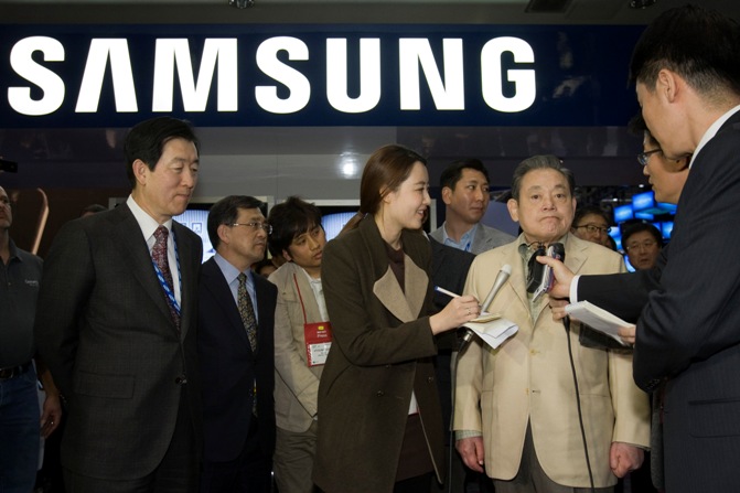 Samsung Electronics Chairman Lee Kun-hee (R) is interviewed by reporters.