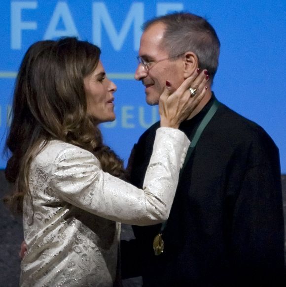 Maria Shriver (L) kisses Steve Jobs after being inducted into the California Hall of Fame in Sacramento.