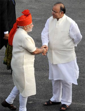 Narendra Modi being received by Union Minister for Finance, Corporate Affairs and Defence, Arun Jaitley. Photograpg: Courtesy, PIB